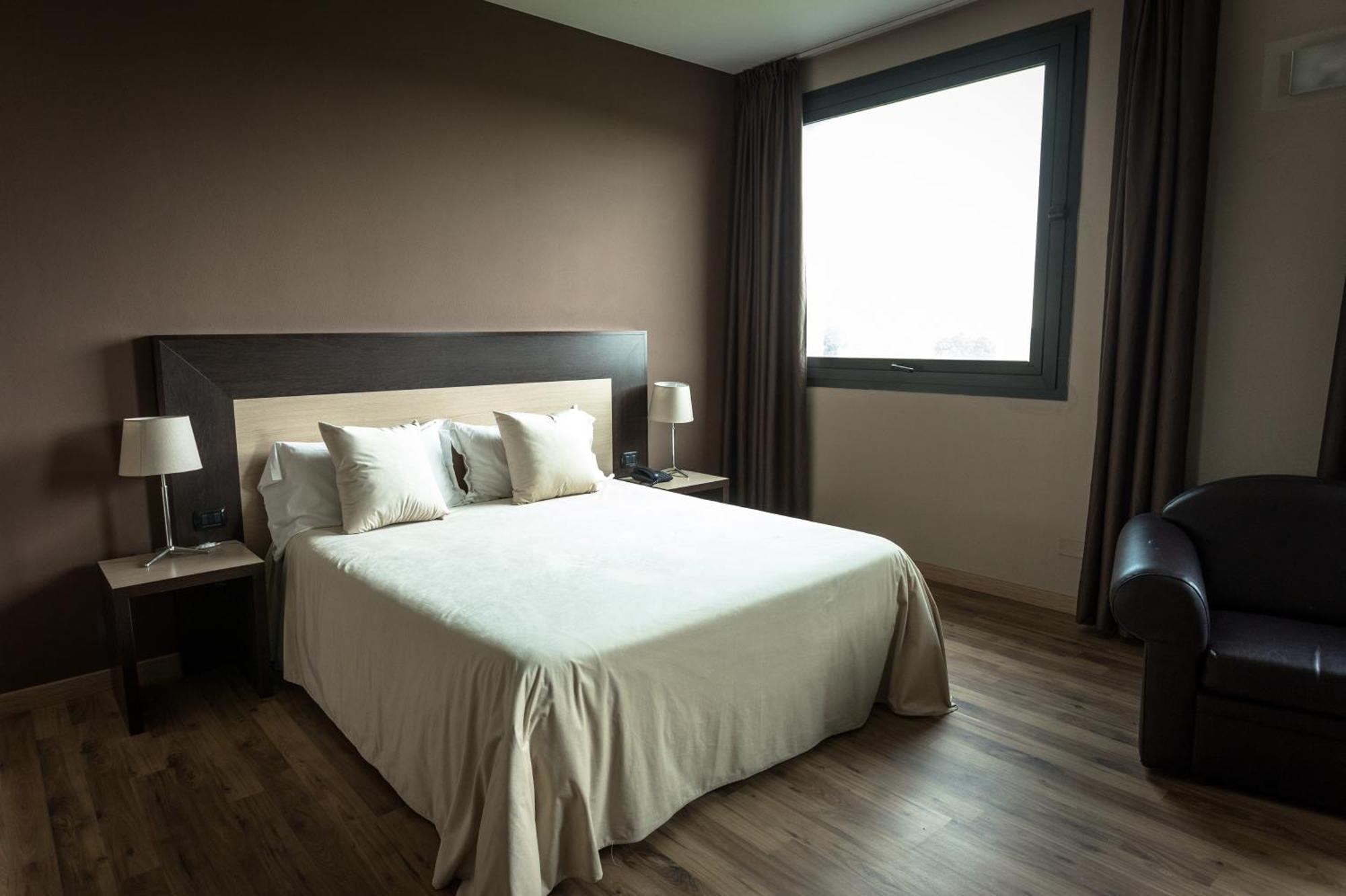 Hotel Don Camillo Брешело Екстериор снимка