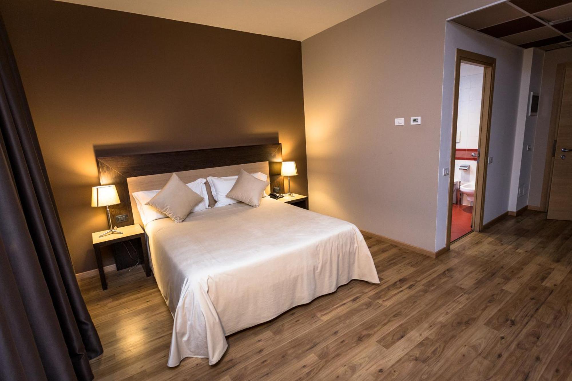 Hotel Don Camillo Брешело Екстериор снимка