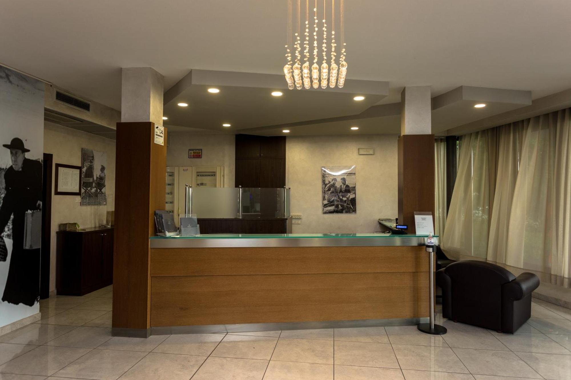 Hotel Don Camillo Брешело Екстериор снимка
