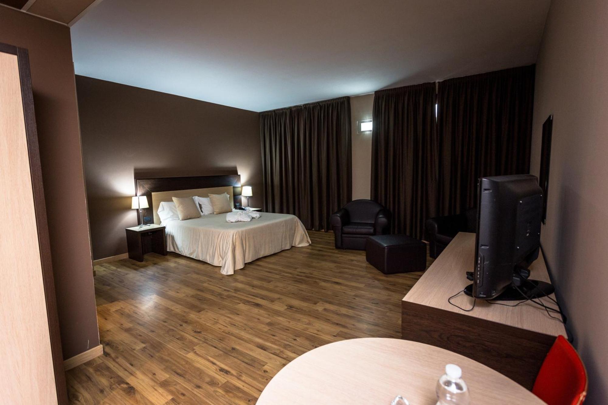 Hotel Don Camillo Брешело Екстериор снимка