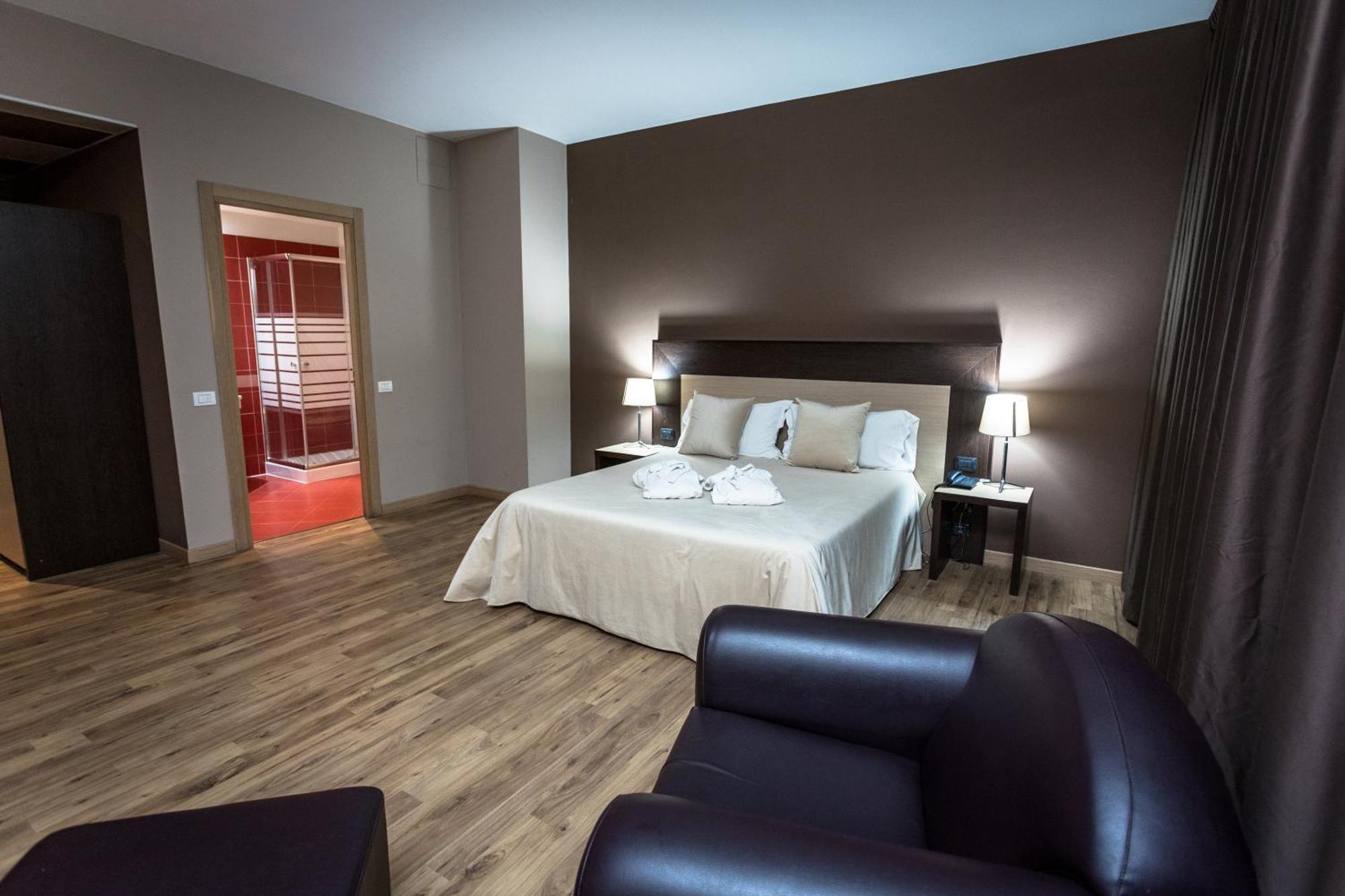 Hotel Don Camillo Брешело Екстериор снимка