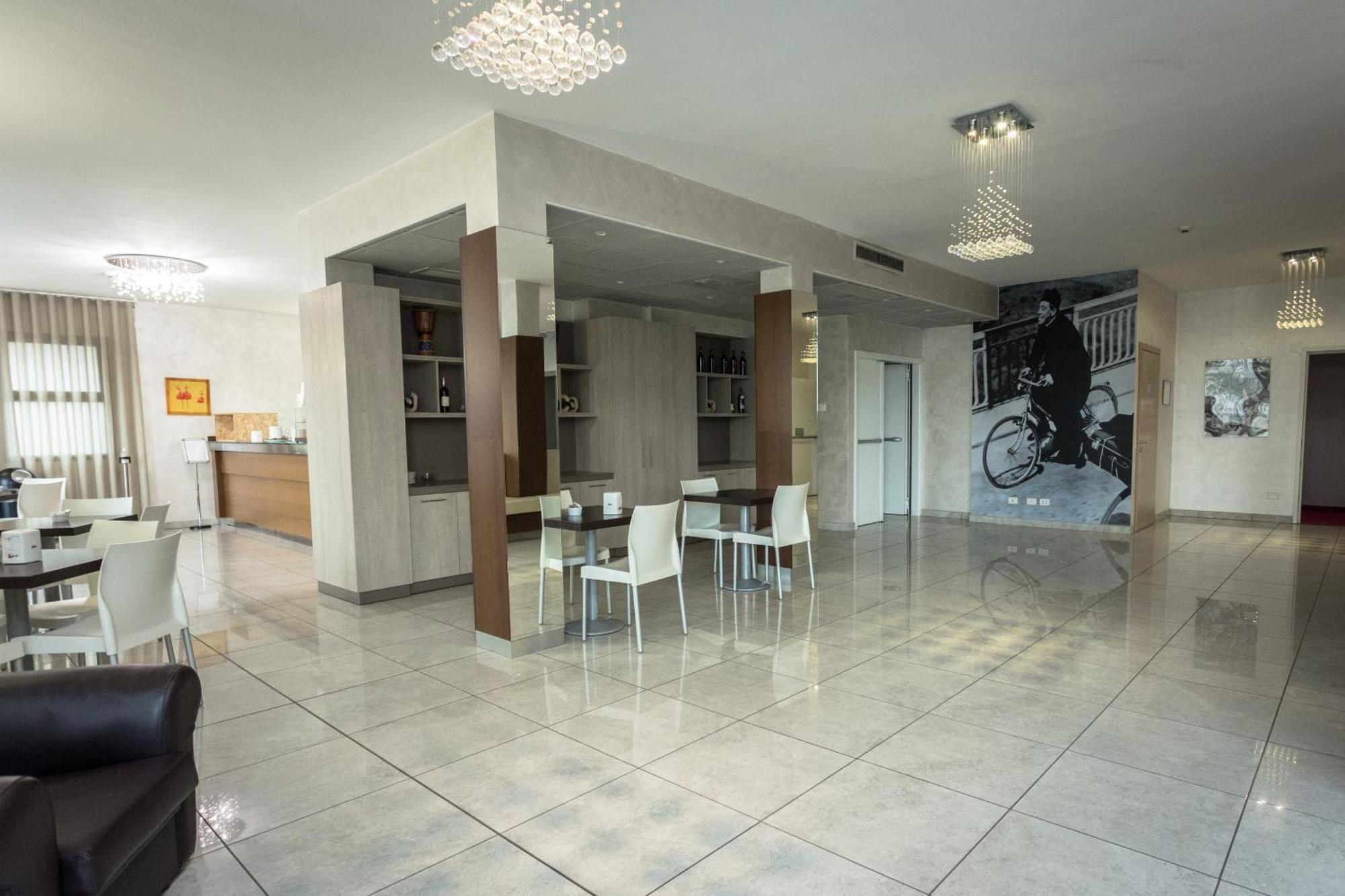 Hotel Don Camillo Брешело Екстериор снимка