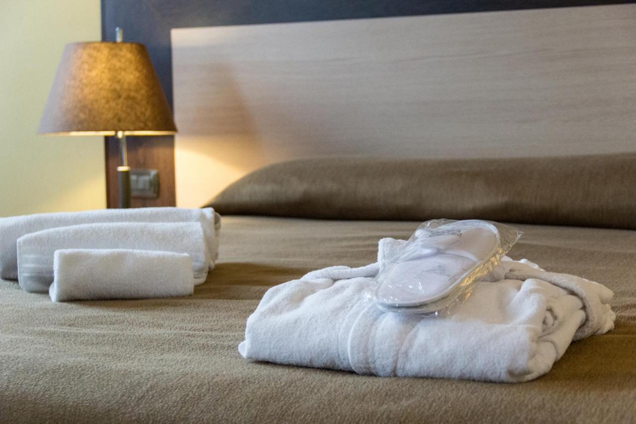 Hotel Don Camillo Брешело Екстериор снимка