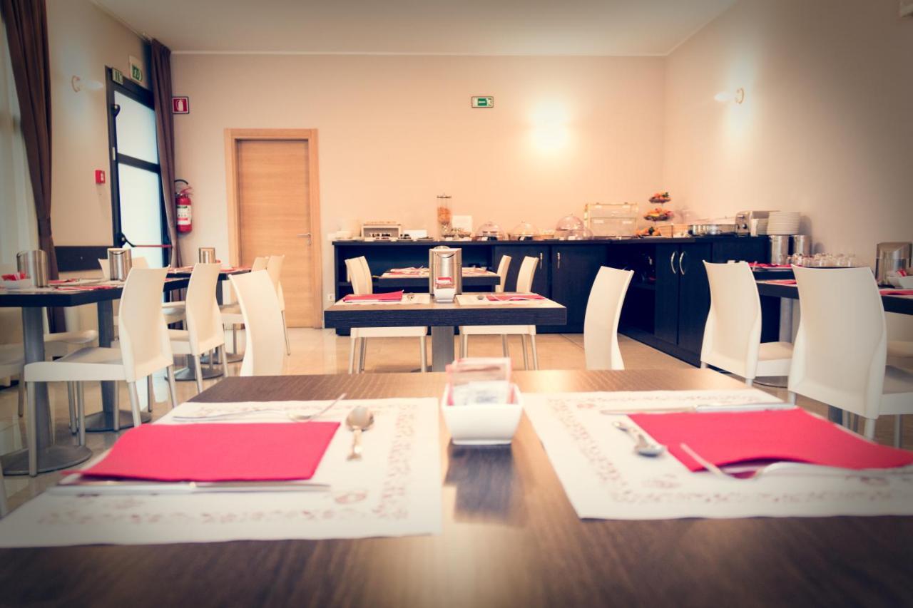 Hotel Don Camillo Брешело Екстериор снимка